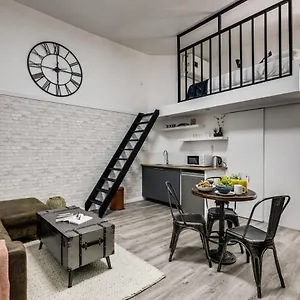 Appartement Modern French Studio In, Parijs
